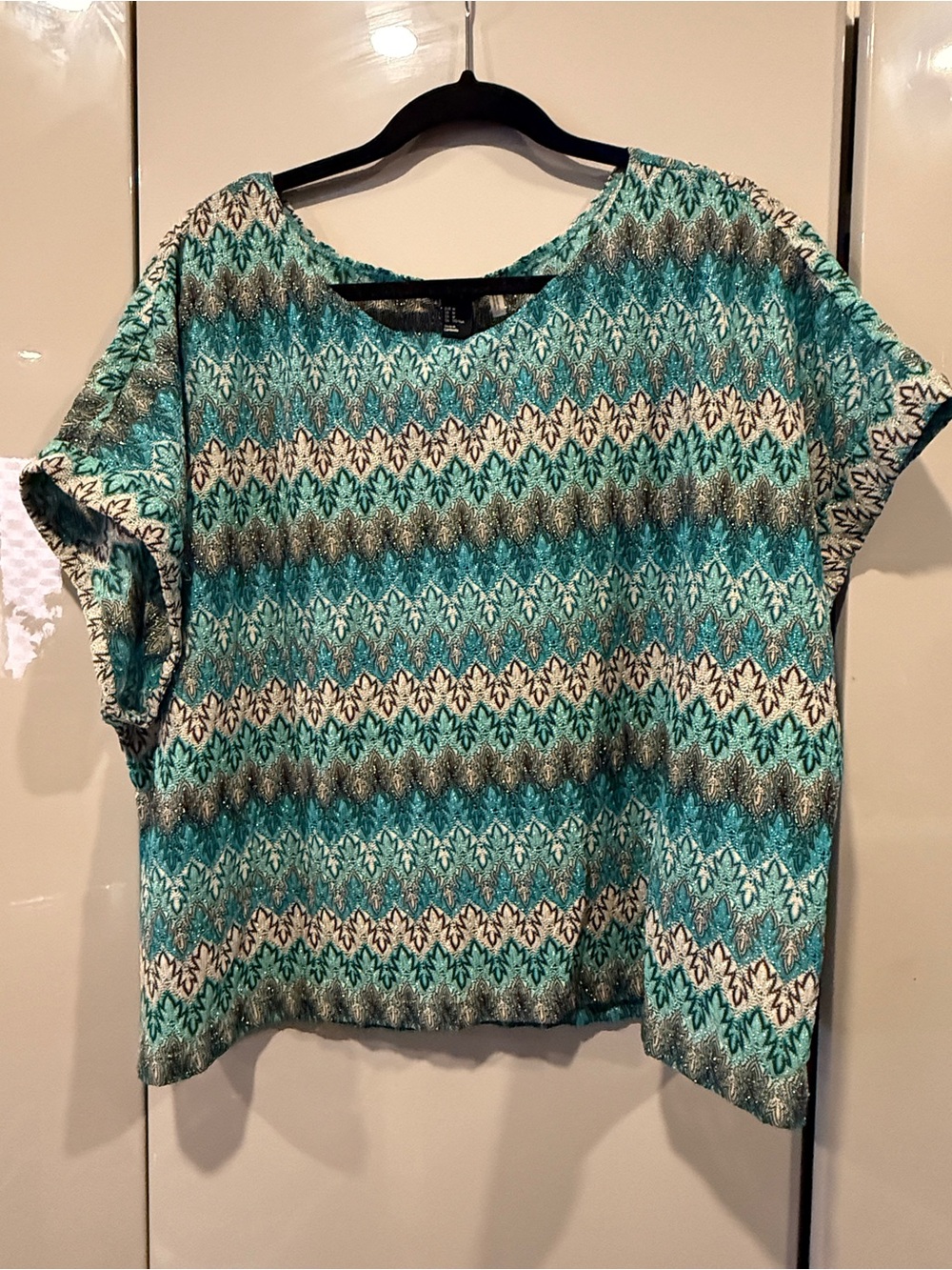 H&M Teal and White Chevron-Pattern Short Sleeve Tee